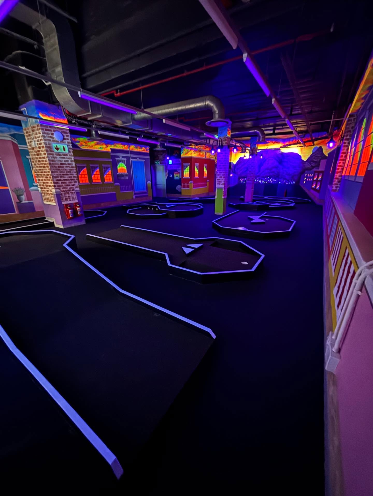 crazy-golf-colorful-indoor-mini-golf-course