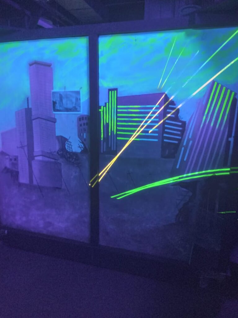 laser-blast-arena-neon-laser-lines-and-city-themed-barriers