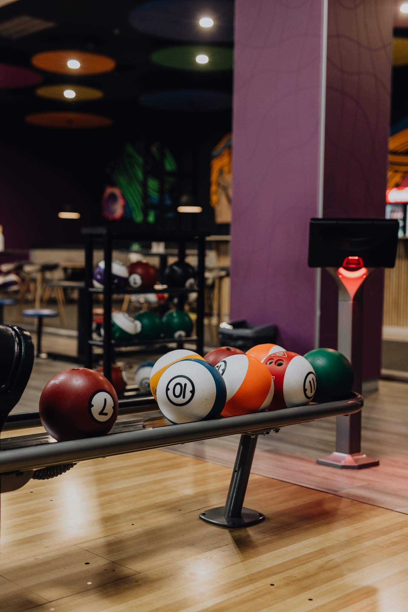 ball-return-purple-pillar-score-screen-at-let's-go-bowling