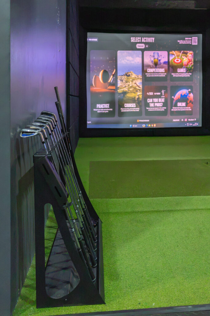lets-entertain-u-golf-simulator-single-screen-with-clubs